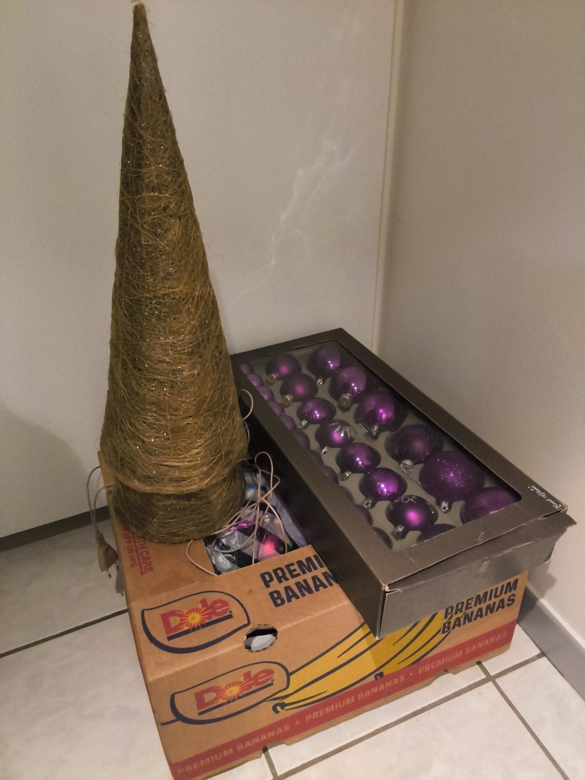 Bananendoos met kerstspullen  ! verlichting?, Diversen, Ophalen