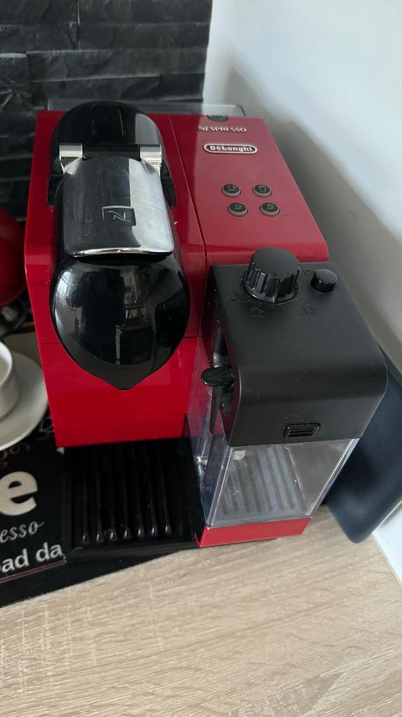 Delonghie Nespresso rouge, Electroménager, Enlèvement, Comme neuf, Machine à espresso