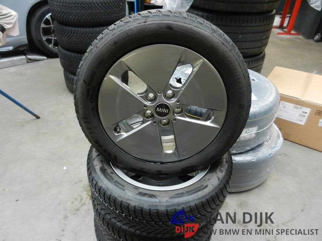 Winterbandenset 16 inch origineel voor MINI F65/F66 bj 2024-, Auto-onderdelen, Banden en Velgen, Gebruikt, -, Banden en Velgen