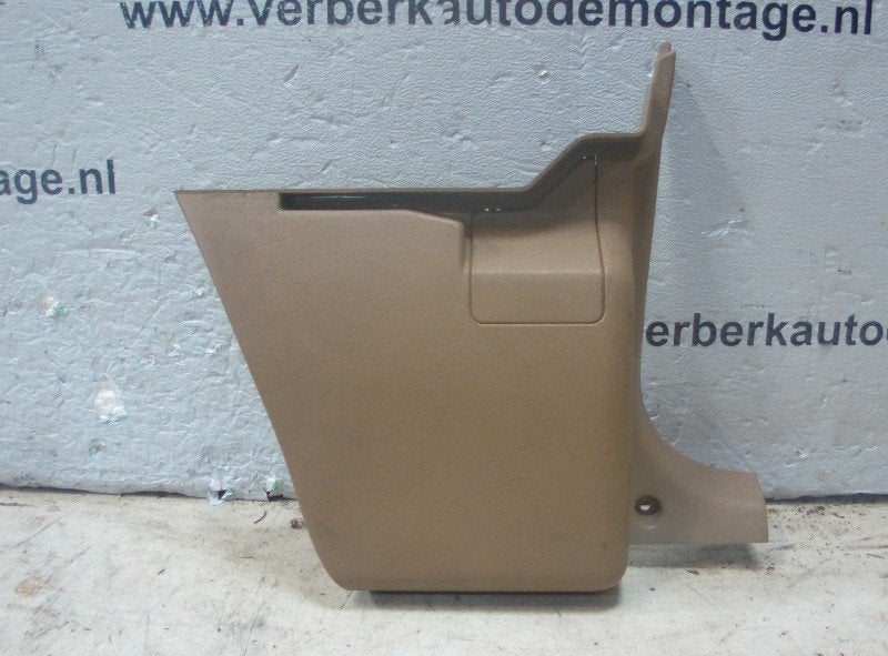 GARNITURE DE PILIER DROIT INFERIEUR 960 I Estate (9145593), Info@volvocars.com, Volvo Car Germany GmbH, Siegburger Straße 229
50679  Köln, DE