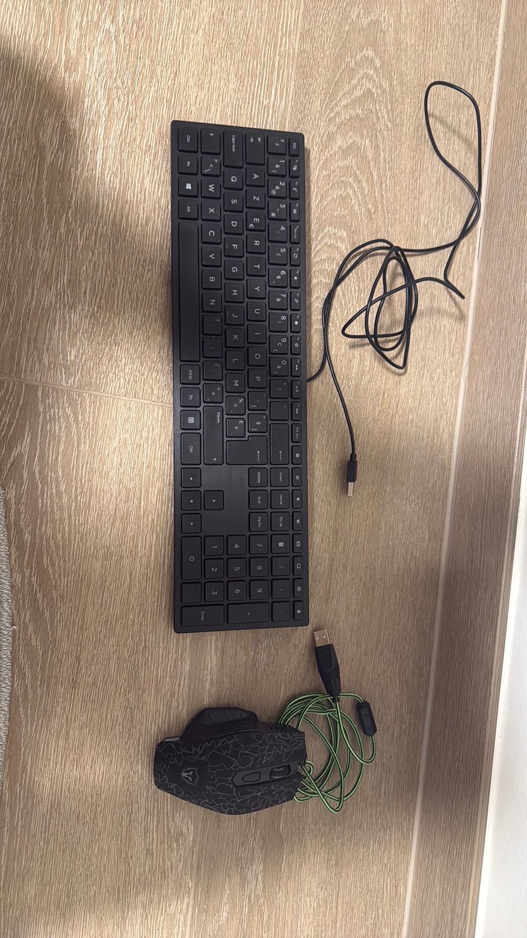 Azerty toetsenbord en gaming muis bedraad, Computers en Software, Ophalen, Toetsenbord en muis-set, Azerty, Zo goed als nieuw