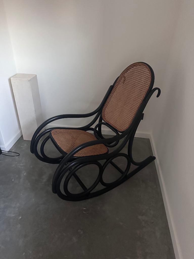 Schommelstoel thonet stijl / rotan, Antiek en Kunst, Antiek | Meubels | Stoelen en Sofa's, Ophalen