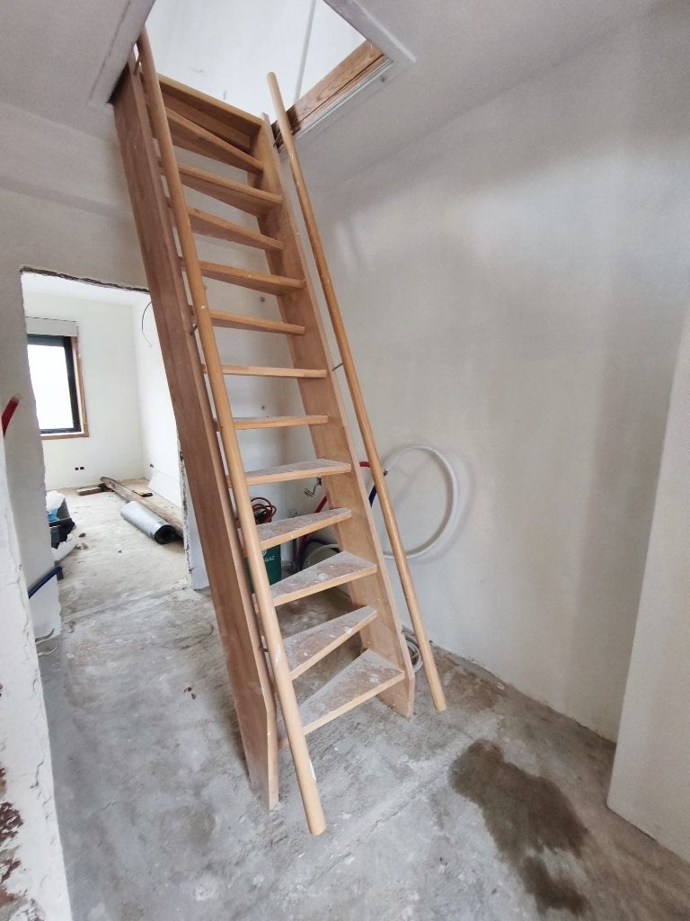 Escalier grenier en bois massif, presque neuf 400 € débattre, Enlèvement, Comme neuf, Escalier, 2 à 4 mètres