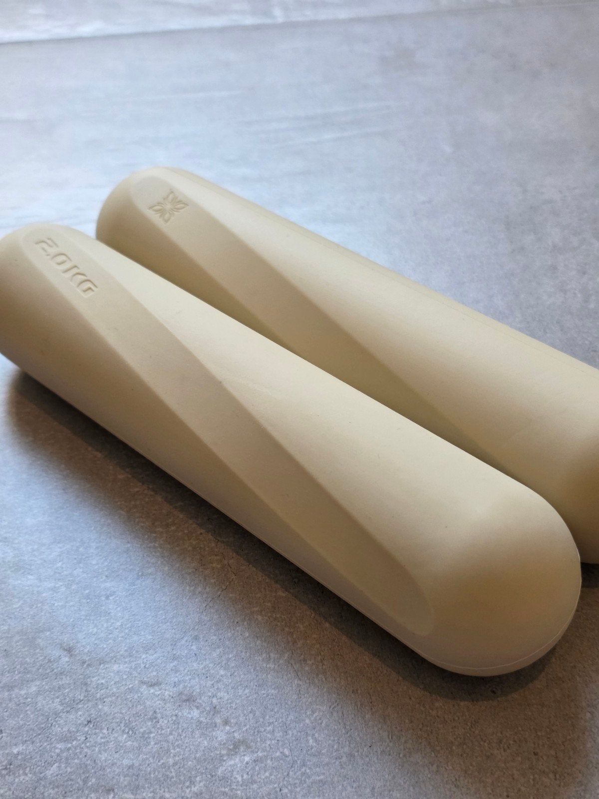 NEUF – OMNANA HEROBAR Haltères Pilates 2 kg silicone – Paire, Sports & Fitness, Équipement de fitness, Enlèvement ou Envoi, Neuf