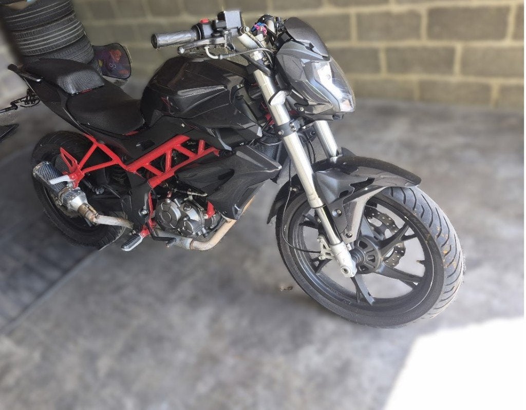 Benelli BN 125 met papier
