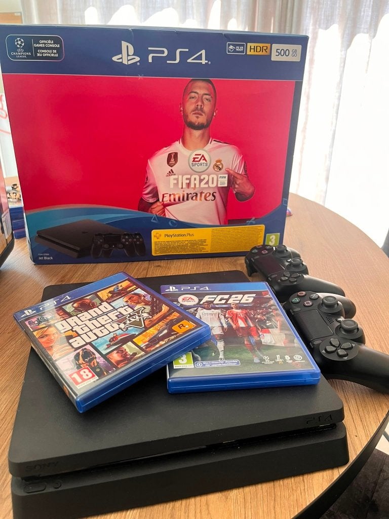 PS4 + GTA5, FC 26, Gran Turismo et 3 fois FIFA, Enlèvement ou Envoi, 2 joueurs, À partir de 7 ans, Un ordinateur