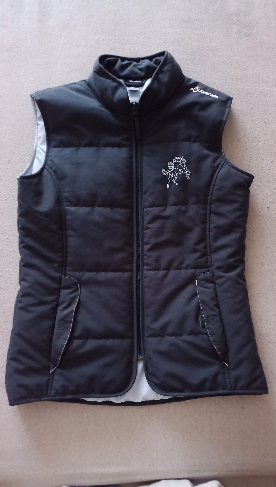 Bodywarmer paardensport donkergrijs Decathlon 14j maat 164, Kinderen en Baby's, Kinderkleding | Maat 164, Ophalen, Meisje, Trui of Vest