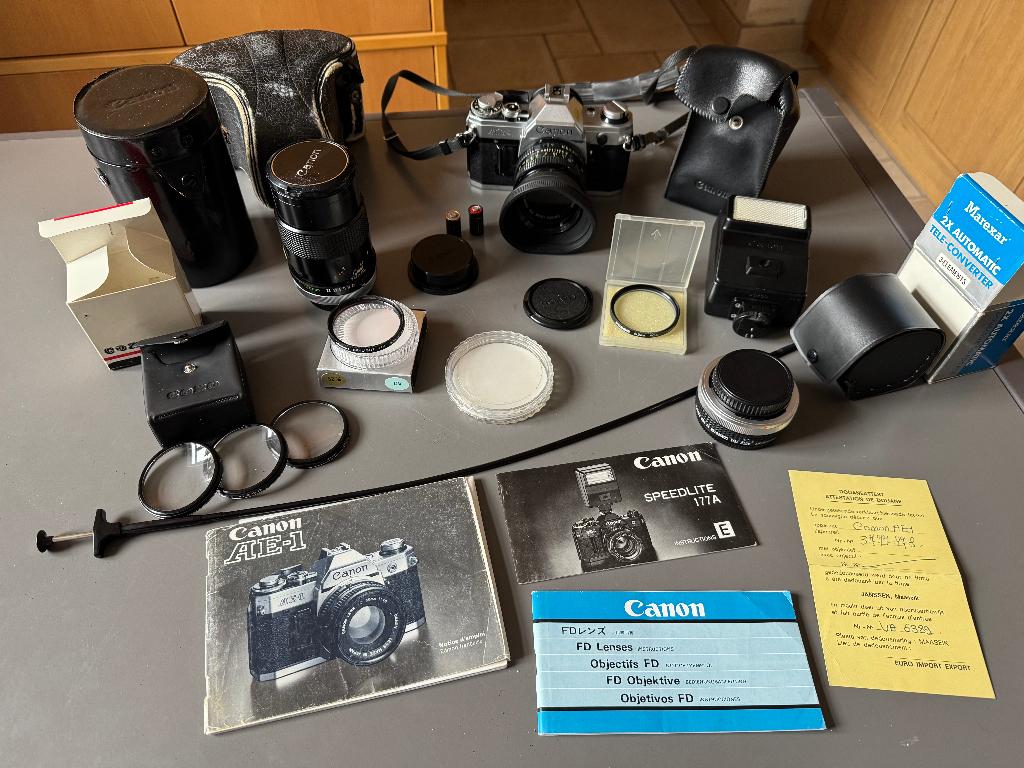 Appareil photo argentique Canon AE1 et ses accessoires, Enlèvement, 1980 à nos jours, Appareils photo