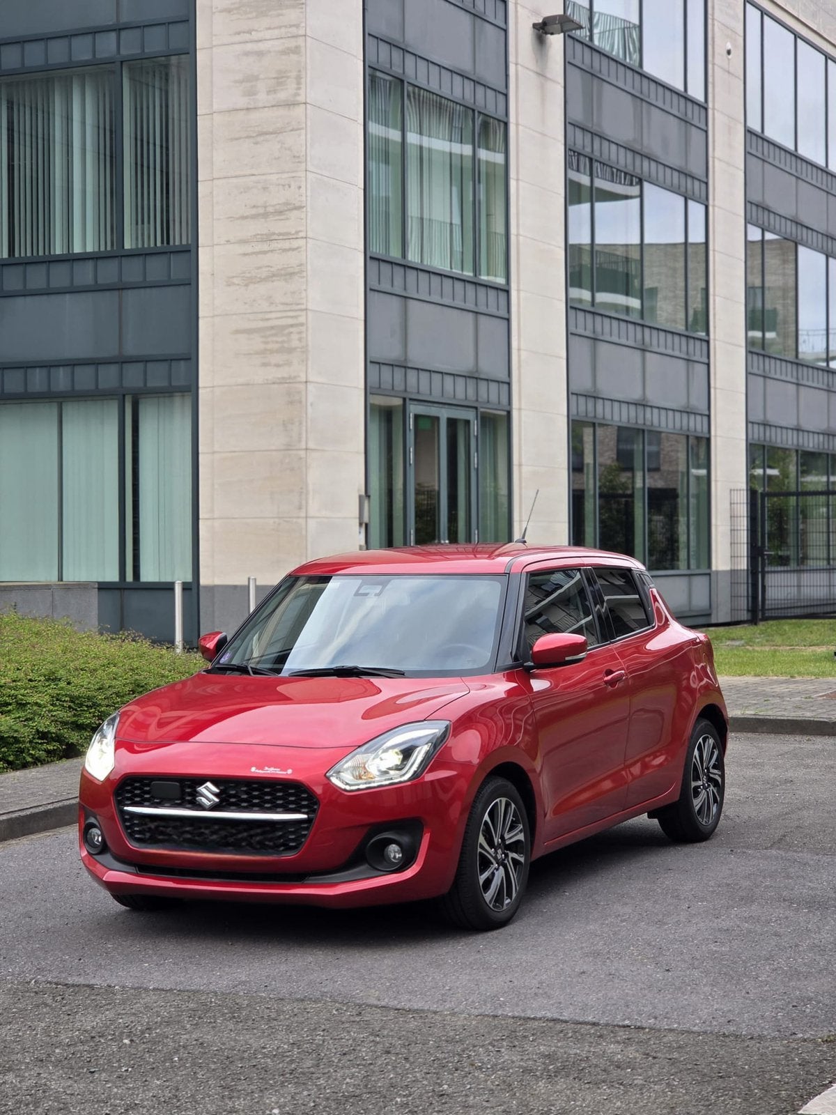 Suzuki Swift Benzine/hybride-Automaat-full opties, Auto's, Suzuki, Automaat, Bedrijf, Te koop, Onderhoudsboekje