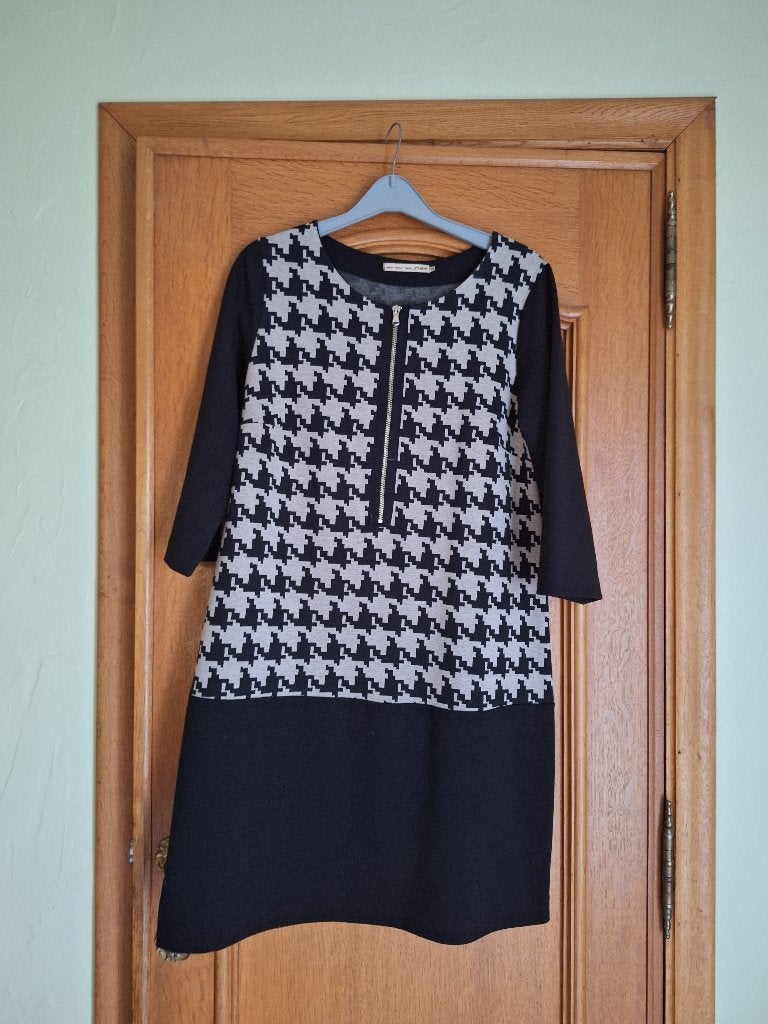 Robe noire et beige pied de poule - Melvin - taille 42, Kleding | Dames, Ophalen, Melvin, Maat 42/44 (L), Knielengte