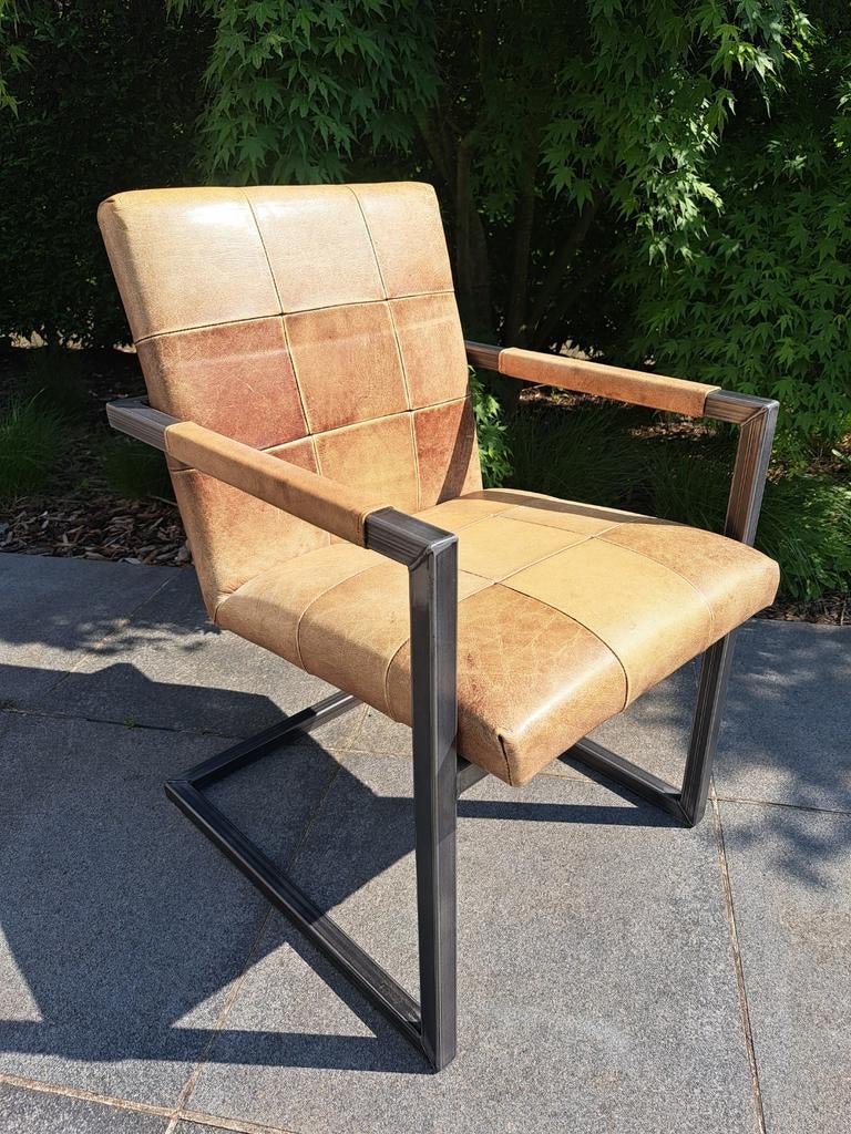 Lederen kamerstoelen, Ophalen