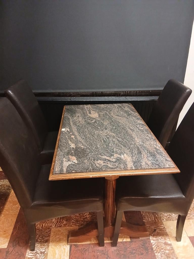 5  Marmeren tafels met bijhorende bruin lederen stoelen, Ophalen, Gebruikt, Meubilair