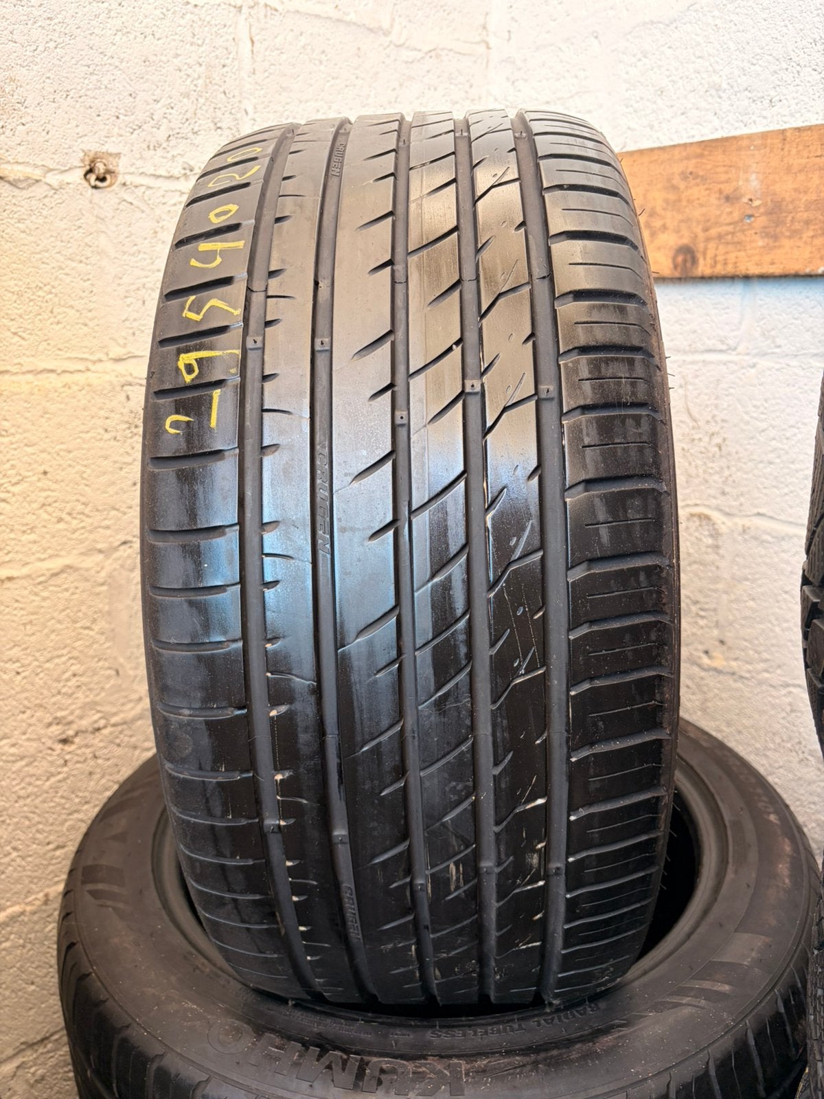 295 40r20 kumho avec montage et équilibrage, Ophalen, Gebruikt