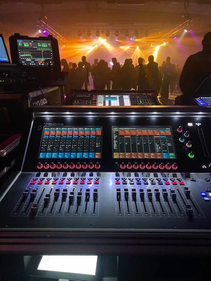 Digico S21 met Madi C kaart zn in originele flightcase, Muziek en Instrumenten, Ophalen, Gebruikt, 20 kanalen of meer, Microfooningang