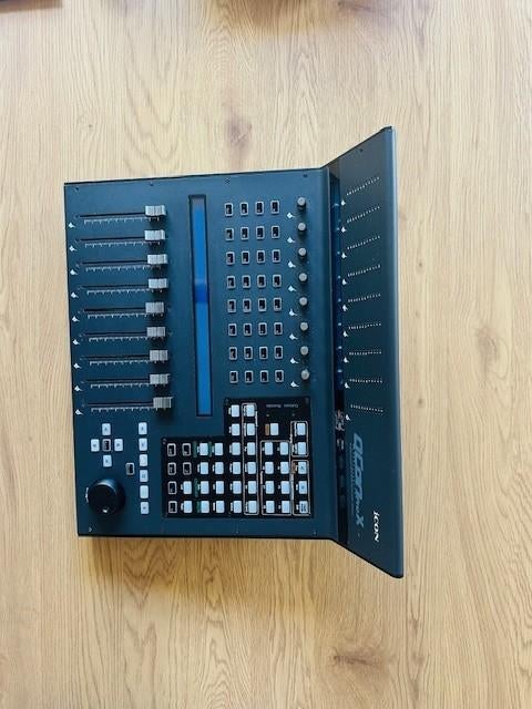 iCON QCon Pro X – DAW/MIDI controller met motor faders, Muziek en Instrumenten, Ophalen, Zo goed als nieuw