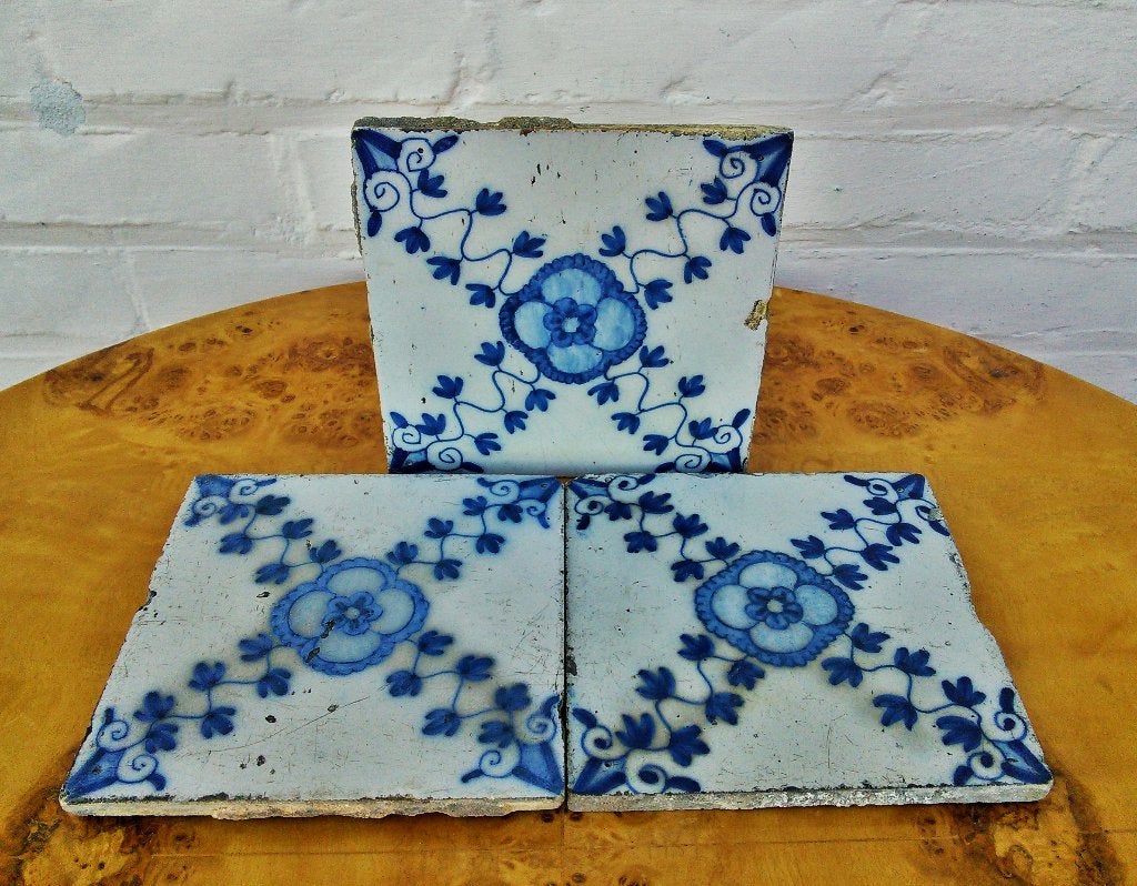 3 antieke Delfts Blauwe tegels - decoratie rozen, meanders, Antiek en Kunst, Ophalen of Verzenden