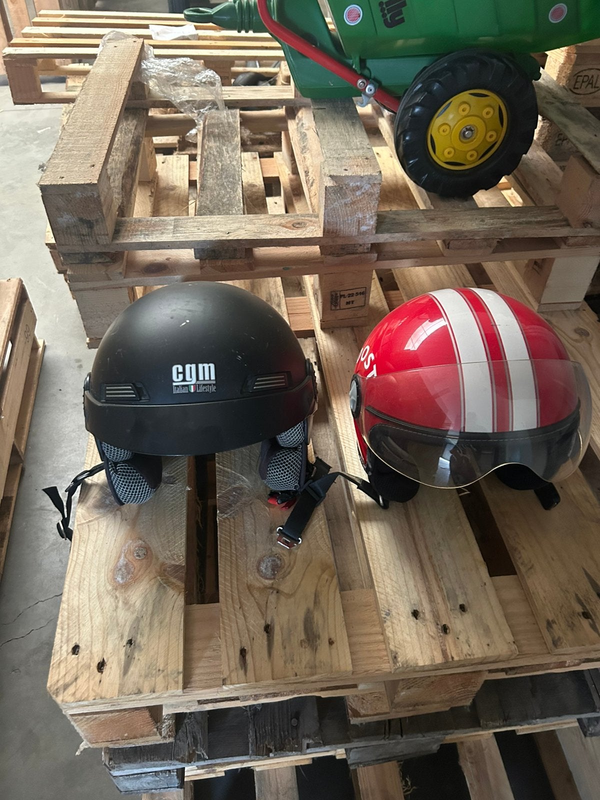 8x brommer/scooter helmen, Ophalen, Zo goed als nieuw, Medium