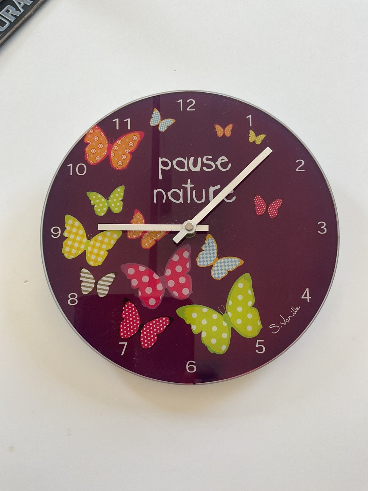 Horloge avec papillons signée S. Vanille de Incidence Paris, Enlèvement ou Envoi, Autres marques, Fonctionne sur piles, Horloge murale