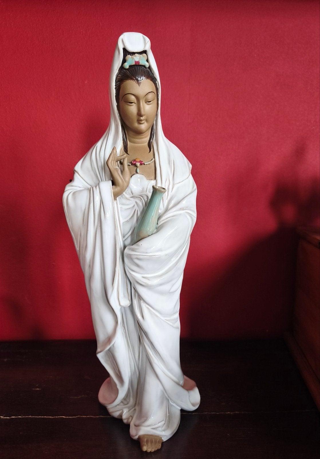 statuette de Guanyin, Signée Wang Jiang. 45 cm de haut., Ophalen