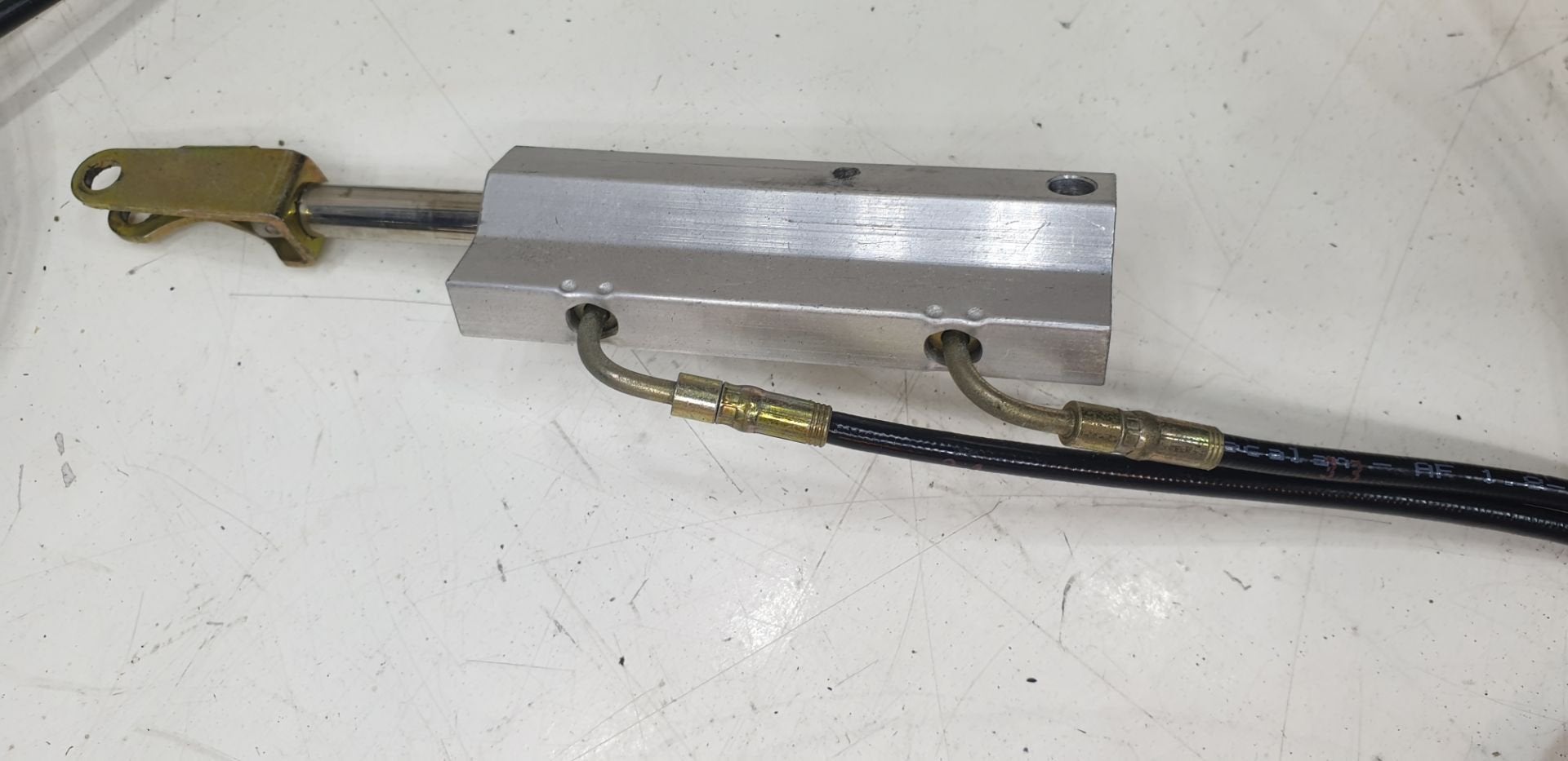 Dakcilinder Mercedes SLK R170 1708000072 hydraulisch voorste, Gebruikt, Mercedes-Benz AG, Mercedes-Benz, Mercedesstrasse 120
70372  Stuttgart, DE