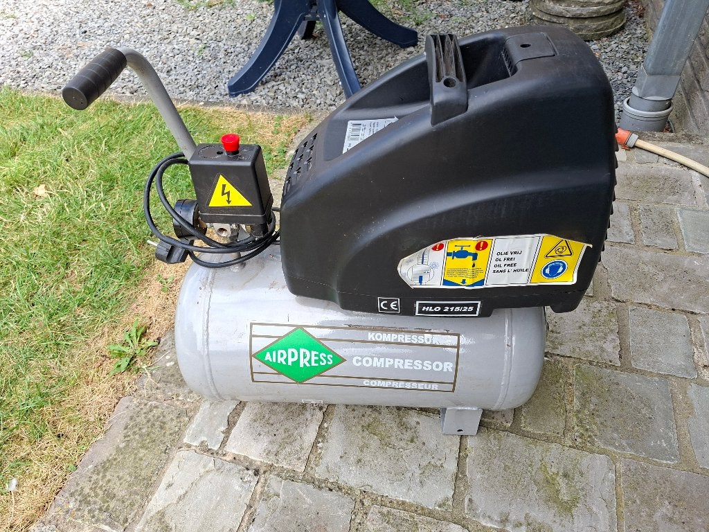 Compresseur, Bricolage & Construction, Enlèvement, Utilisé, 6 à 10 bars, 25 à 100 litres