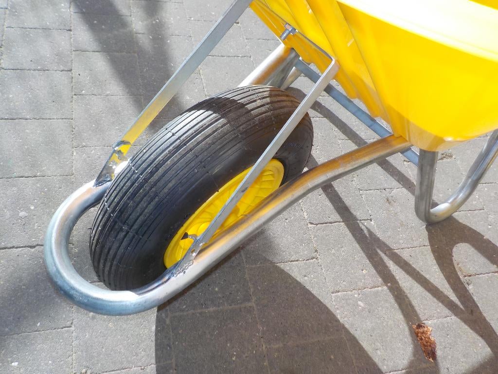 Kruiwagen nieuw aan 75 euro per stuk, Ophalen