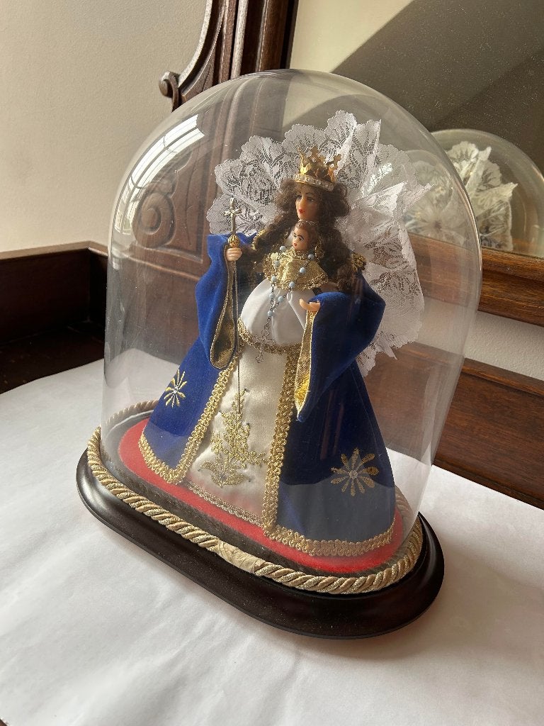 Statue de Marie avec l'enfant Jésus sous une cloche, Enlèvement ou Envoi