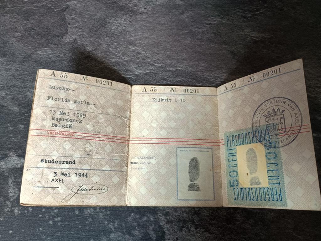 Antieke identiteitskaart . Van 1944 ., Verzamelen, Ophalen of Verzenden