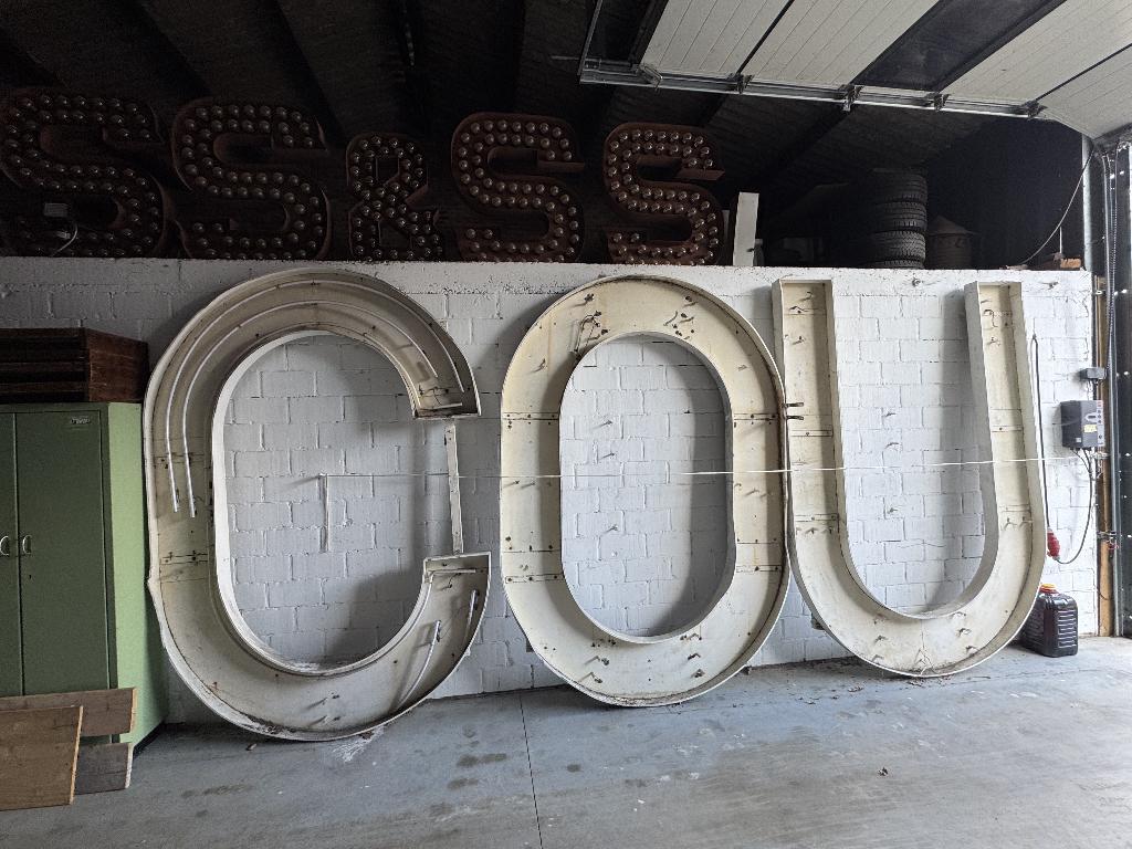 XXL oude neonletters , lichtreclame UCO Gent, Ophalen