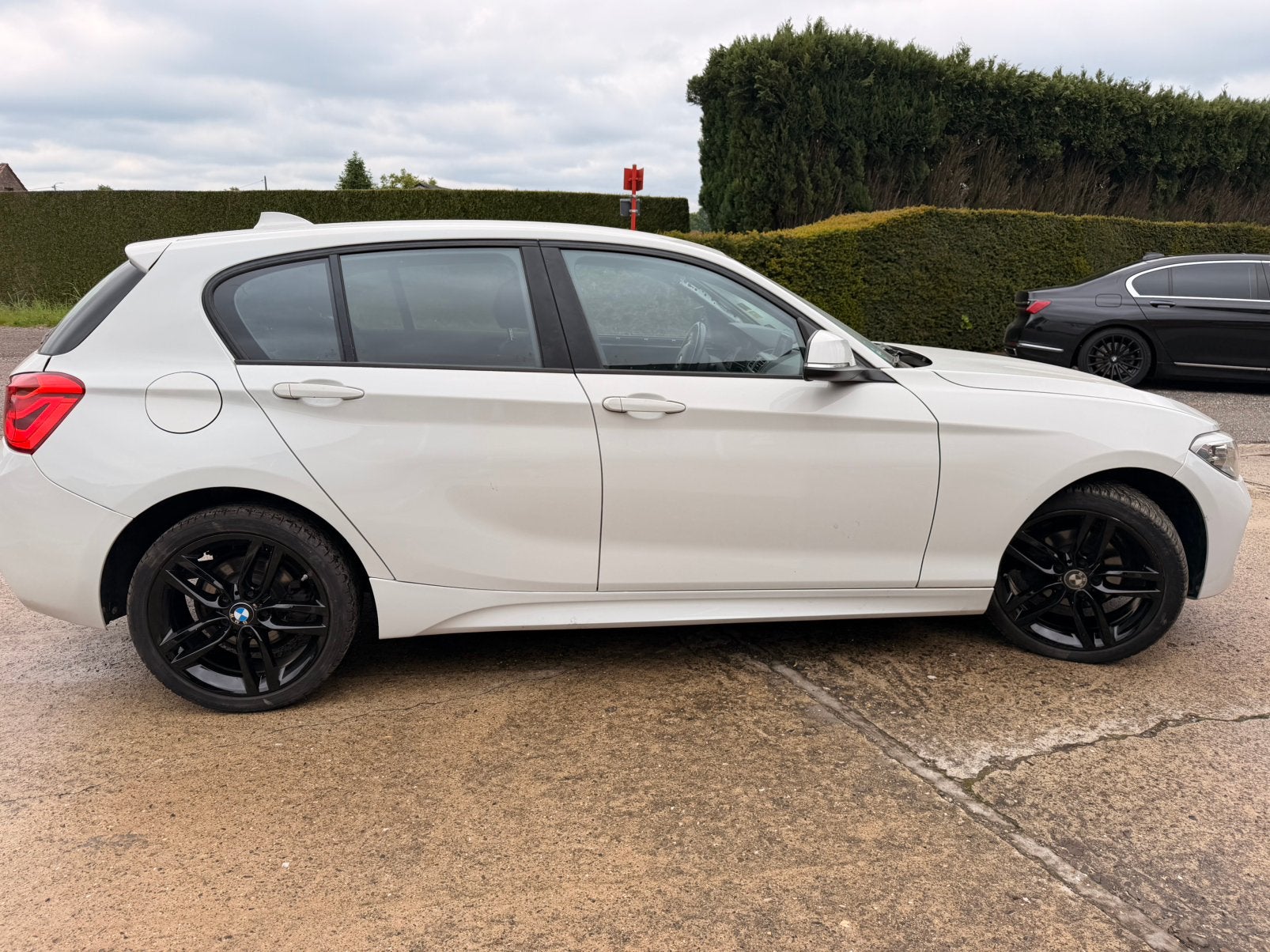 BMW 1 SERIE ✅118i M PACK 83000 KM !  GARANTIE, Auto's, 100 kW, 1498 cc, 110 g/km, Wit