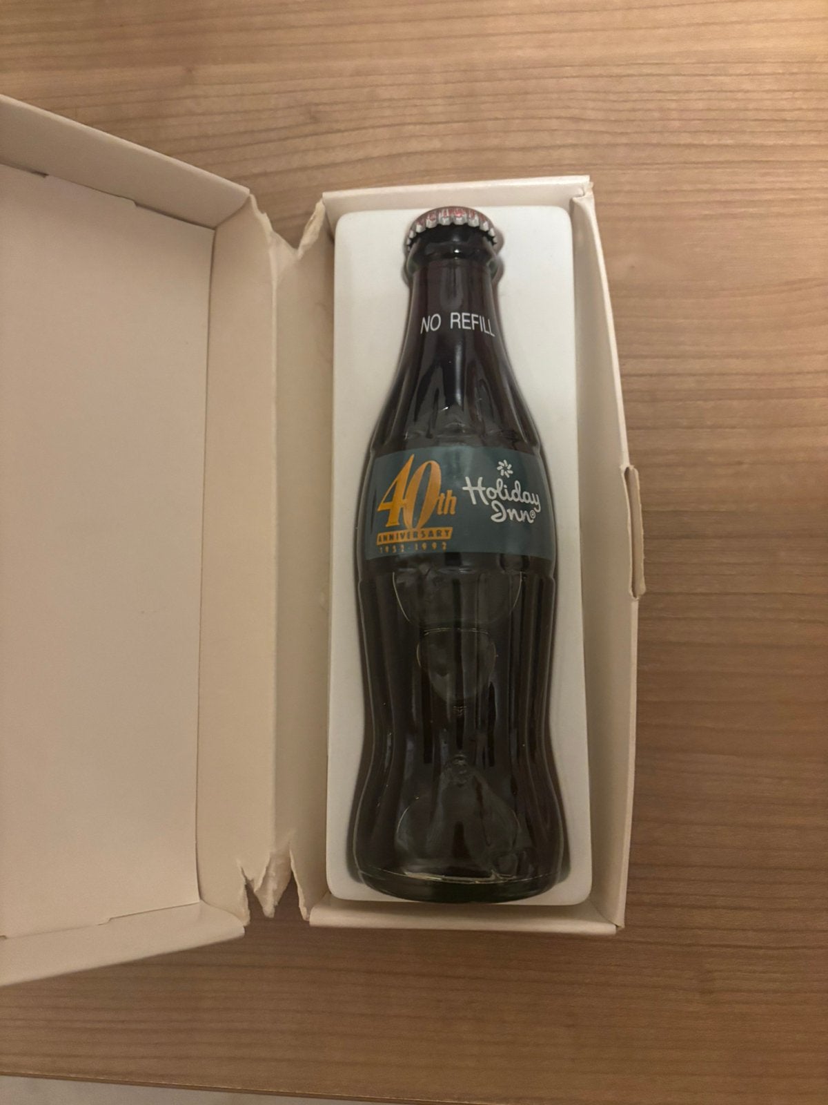 Coca cola flesje 40jaar holiday inn met doosje, Ophalen of Verzenden, Zo goed als nieuw, Verpakking