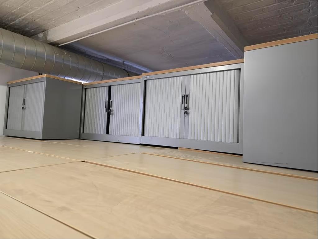 PROMO metalen kledingkast met schuifdeur + legplank.