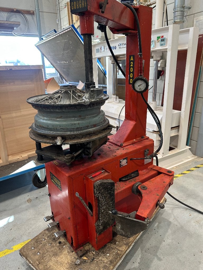 Banden demonteer apparaat en balanceermachine bandenmachine, Autos : Divers, Outils de voiture, Enlèvement ou Envoi, Utilisé