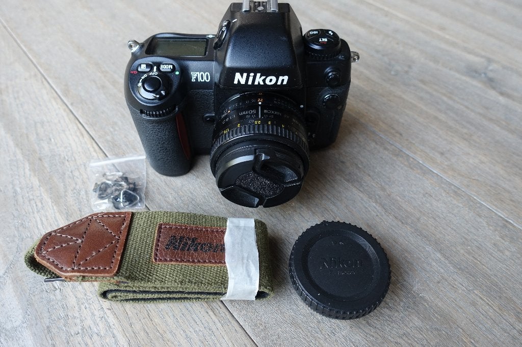 Nikon F100 + 50mm f1/8D, Enlèvement ou Envoi, Comme neuf, Reflex miroir, Nikon