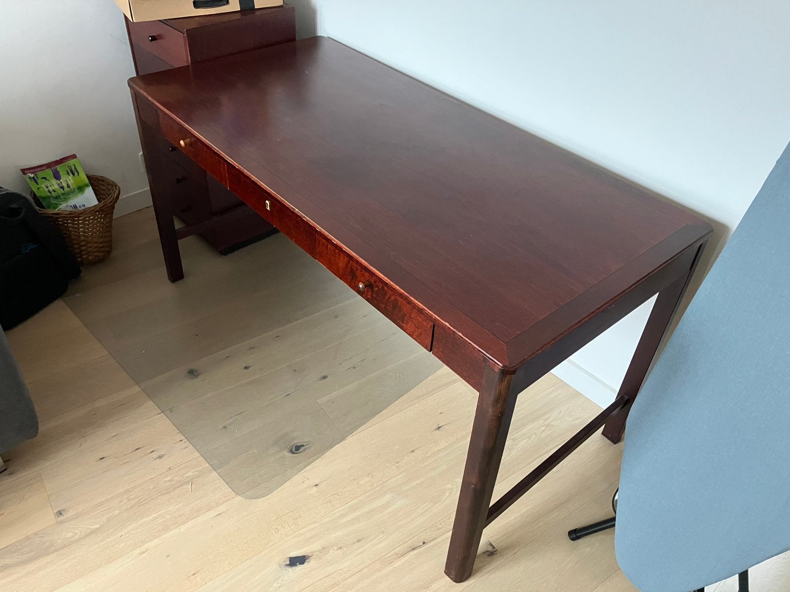 Bureau bois teinté bordeaux, Bureau d'ordinateur, Utilisé, Bois, 145 cm