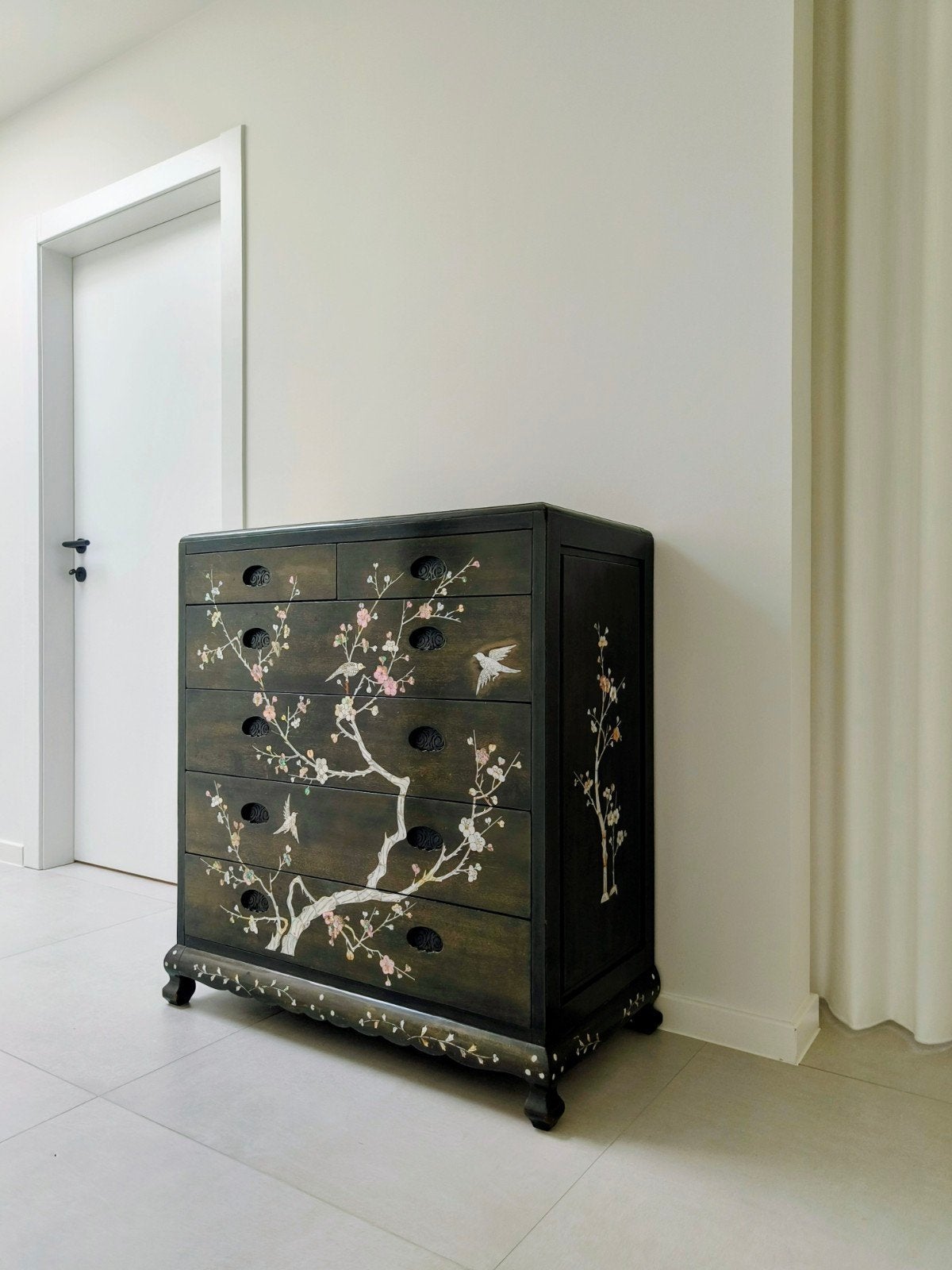 Commode de style japonais avec incrustation d'ivoire, Enlèvement