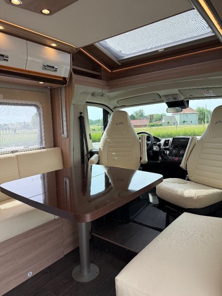 Laika Kosmo | Lits jumeaux + escamotable | 27 000 km, Caravanes & Camping, Camping-cars, Jusqu'à 4, Réfrigérateur, Boîte manuelle