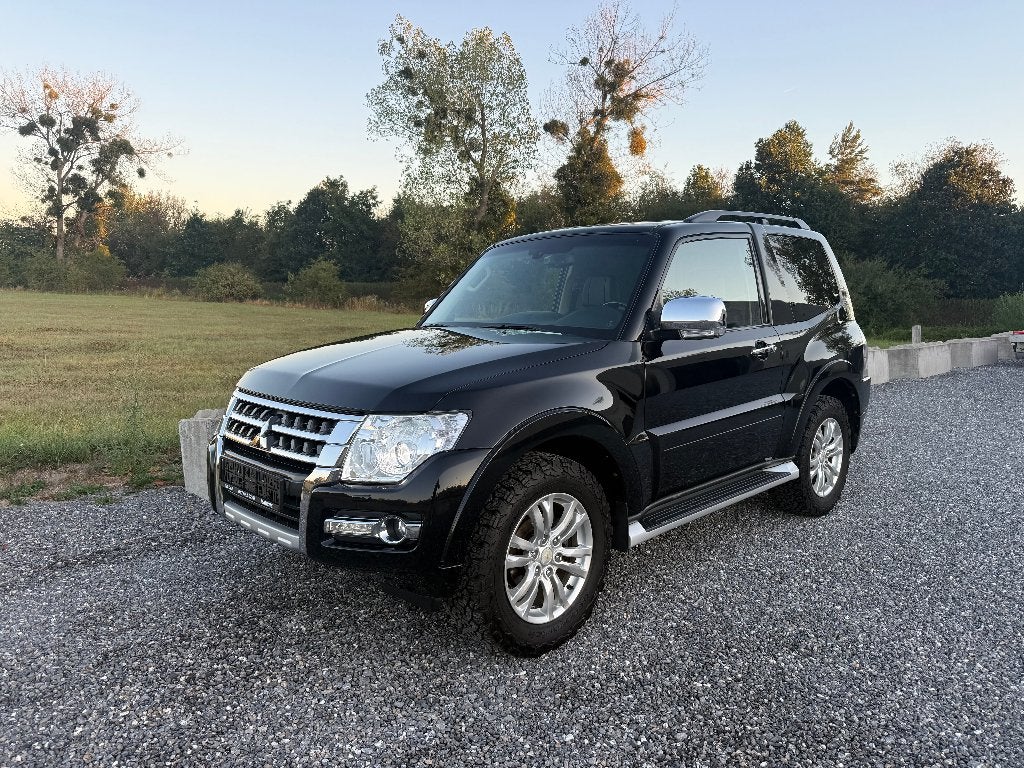 Mitsubishi Pajero 3.2L 200CH **Full options 4X4 Utilitaire**, Automaat, Zwart, 4 cilinders, 3000 kg