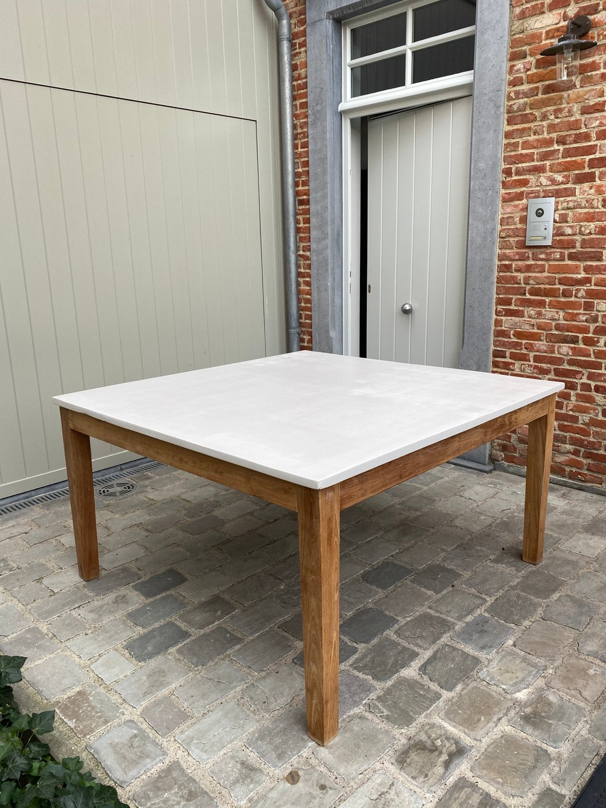 Ruime eettafel in Teak, nieuw opgeschuurd en gelakt., Tuin en Terras, Ophalen, Zo goed als nieuw, Vierkant, Teakhout