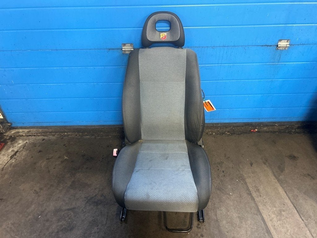 STOEL LINKS VOOR Fiat Seicento (187) (01-1997/01-2010), Auto-onderdelen, Interieur en Bekleding, FCA Germany GmbH, Gebruikt, IPC D1-09 Bahnhofsplatz
65423  Rüsselsheim am Main, DE