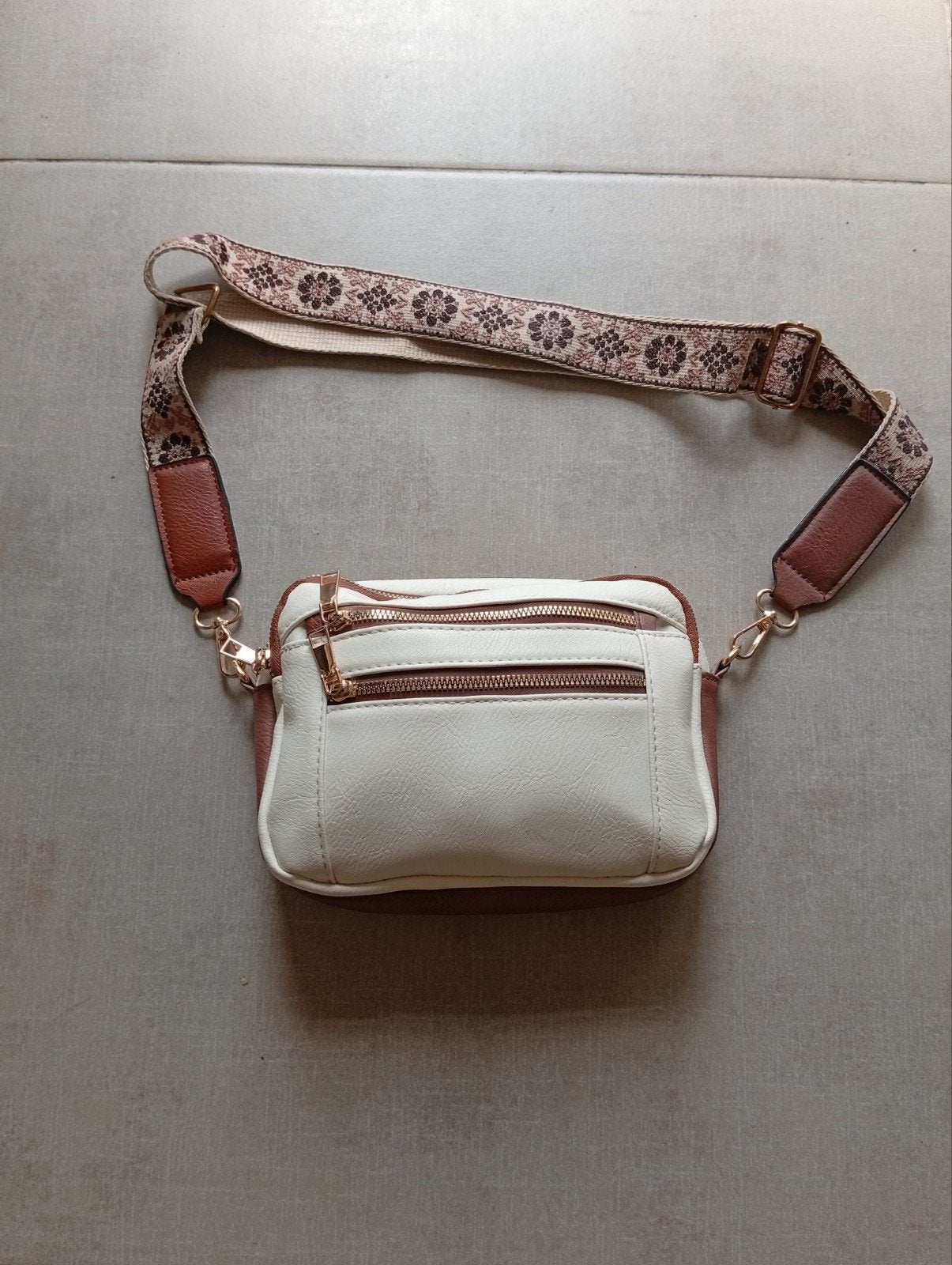 Witte Crossbody Tas met Brede Bloemen Schouderriem, Handtassen en Accessoires, Tassen | Schoudertassen, Ophalen, Nieuw, Wit, Leer