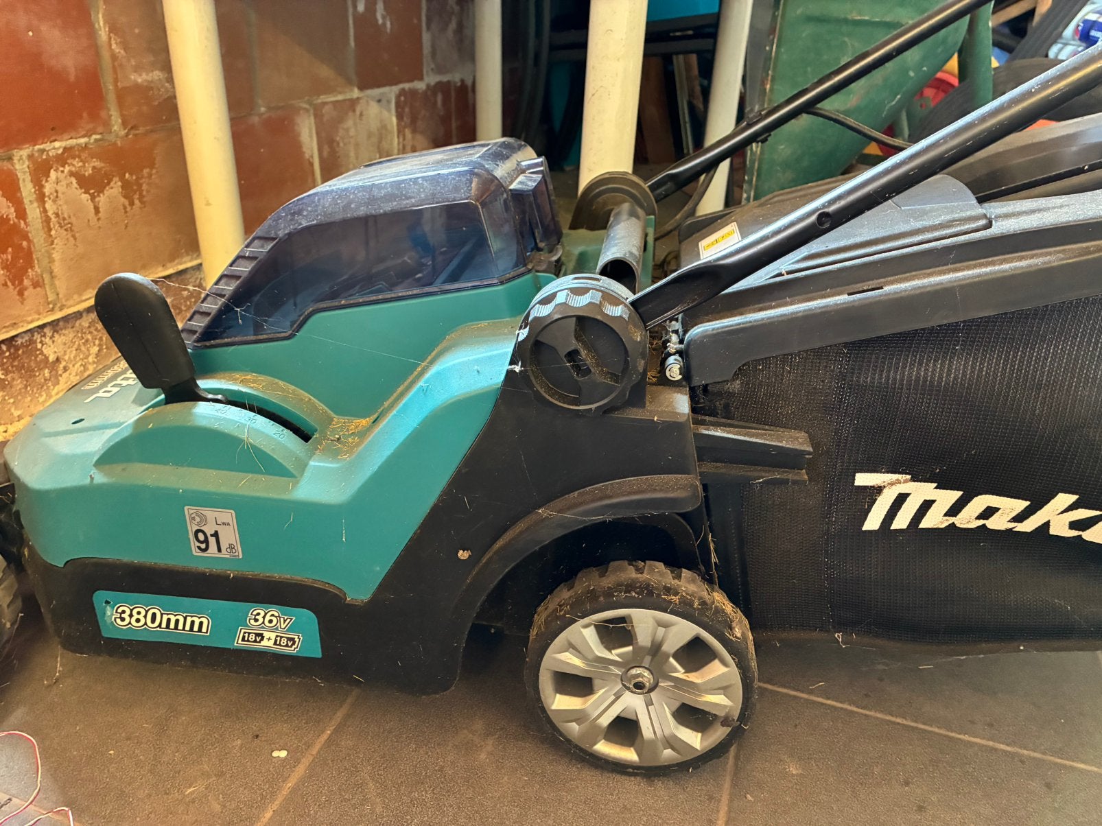 Makita grasmaaier 2 x 18v, Tuin en Terras, Grasmaaiers, Ophalen, Zo goed als nieuw, Accu-grasmaaier, Opvangbak
