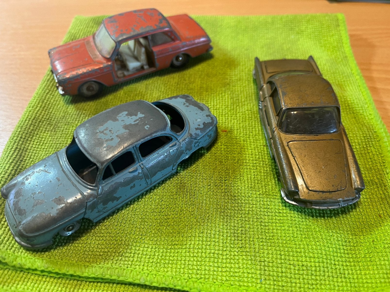 Dinky Toys 1/43 Etat usagé à restaurer / pour pieces, Enlèvement ou Envoi, Utilisé, Voiture, Dinky Toys