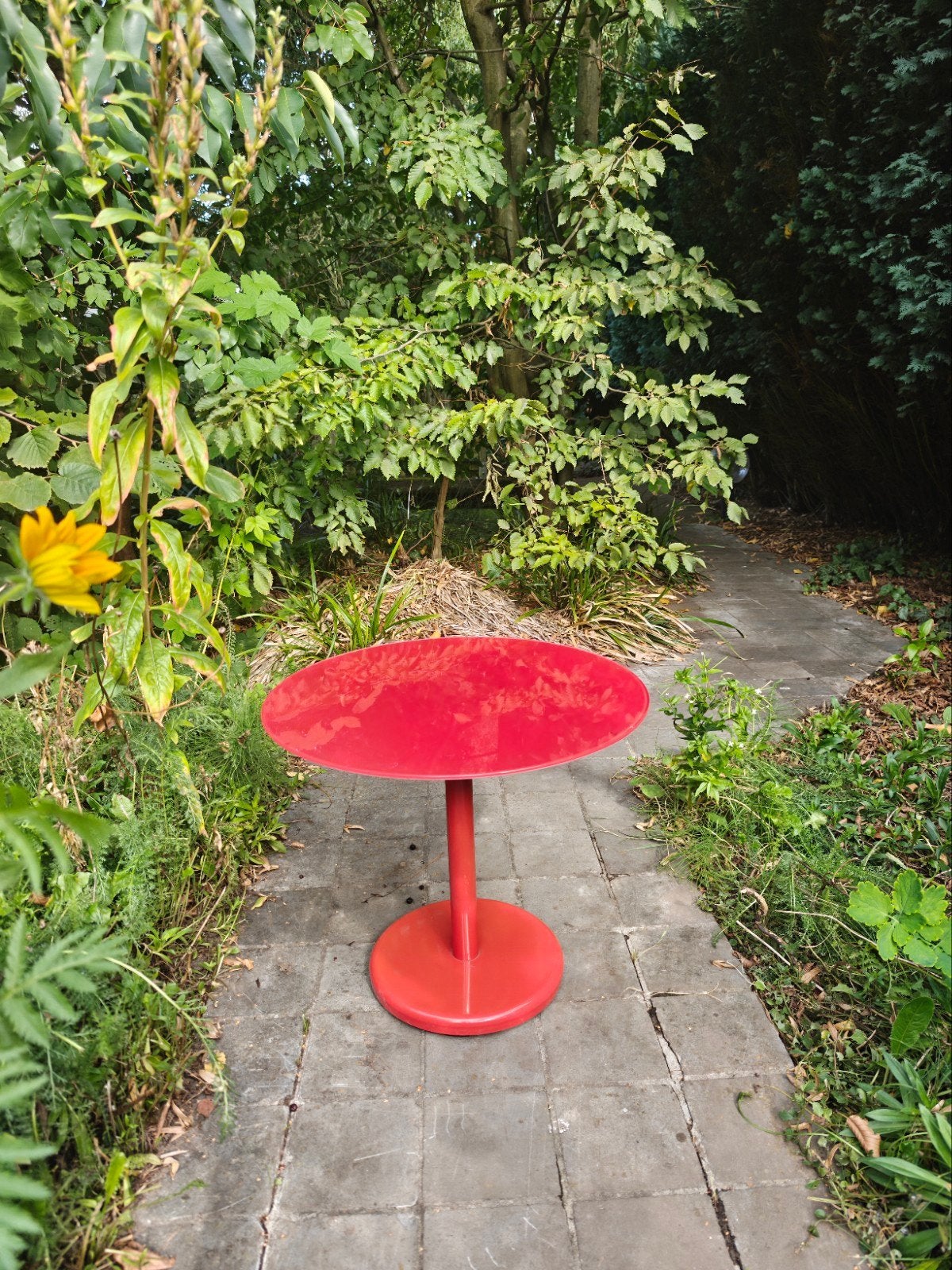 Vintage rode Space Age / Tulip bijzettafel – jaren 70, Huis en Inrichting, Ophalen, Gebruikt, Rond, Minder dan 45 cm