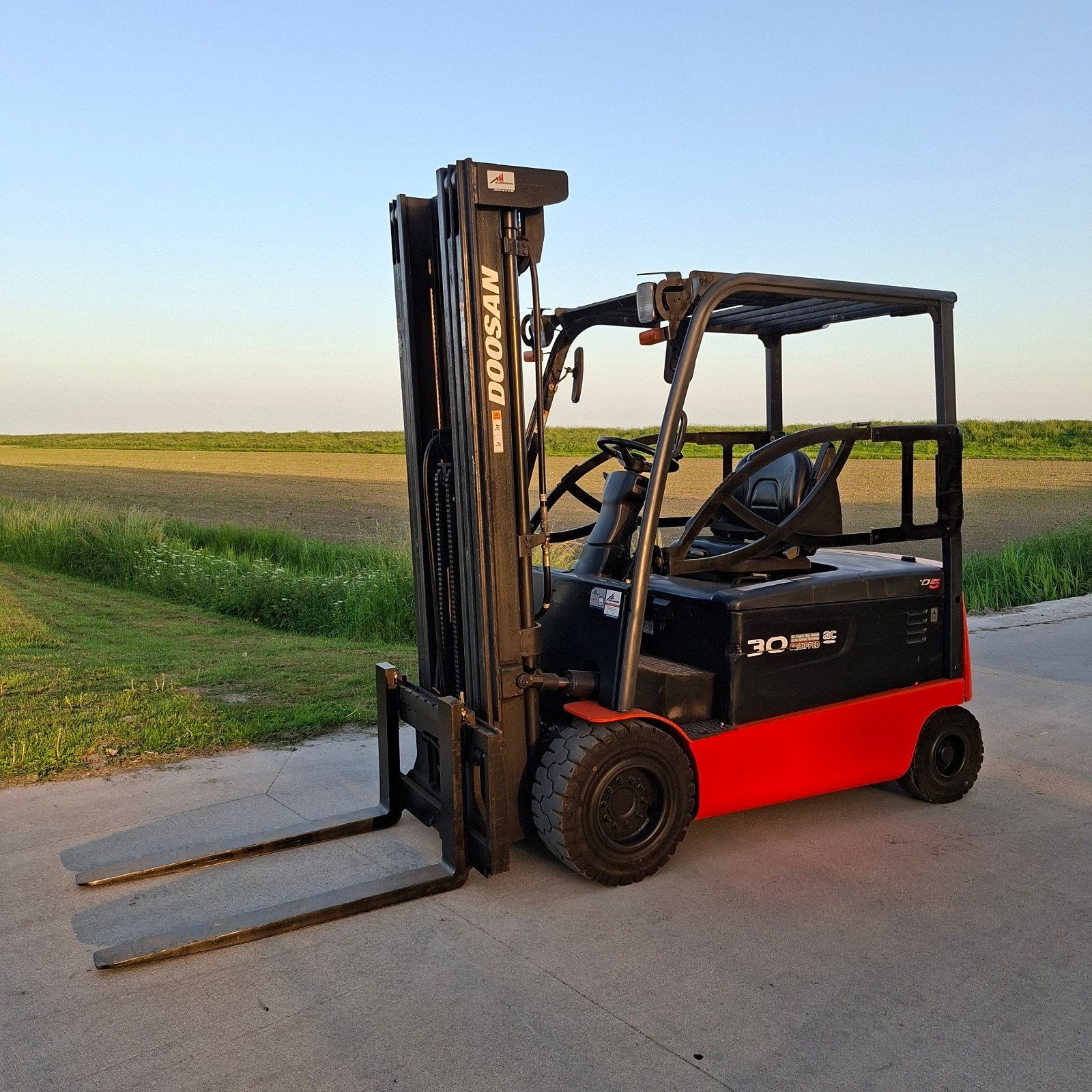 Te koop: Doosan elektrische heftruck 3 ton triplomast sidesh, Zakelijke goederen, Machines en Bouw | Heftrucks en Intern transport
