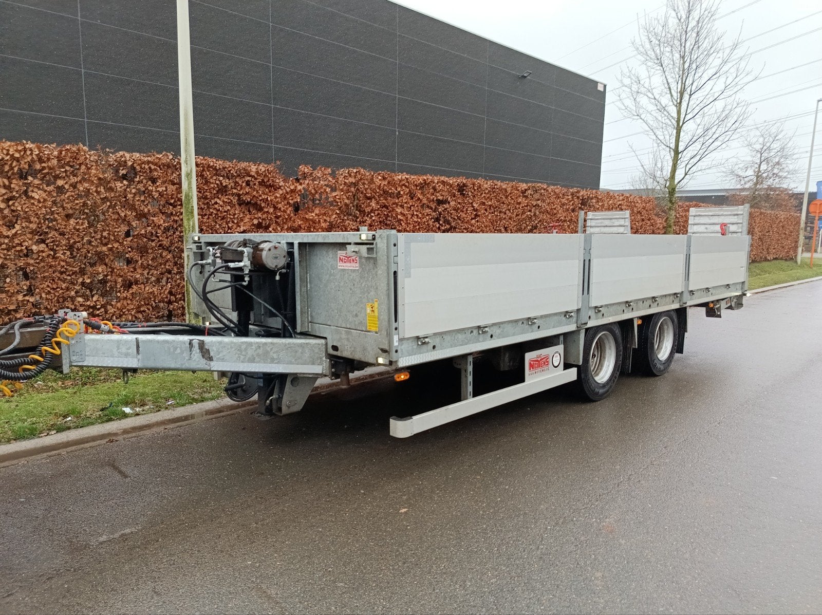 Noyens kantelbare middenas aanhangwagen, Ophalen