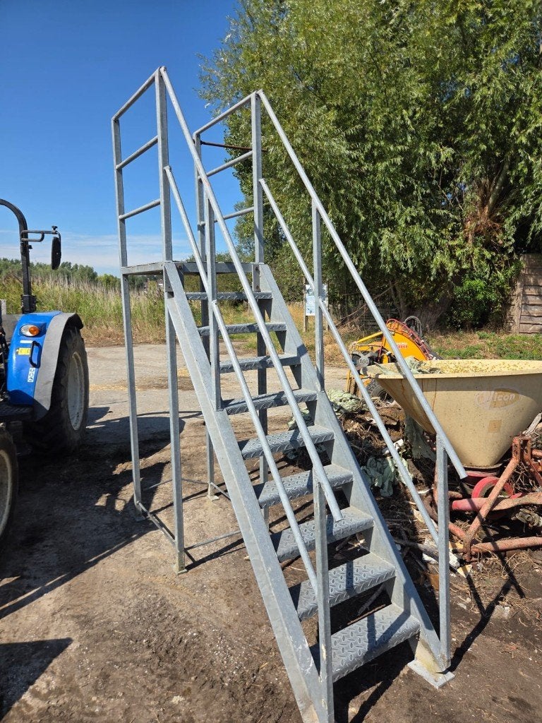 Ijzeren trappen met platform, Doe-het-zelf en Bouw, Ladders en Trappen, Ophalen, Gebruikt, Trap, 2 tot 4 meter