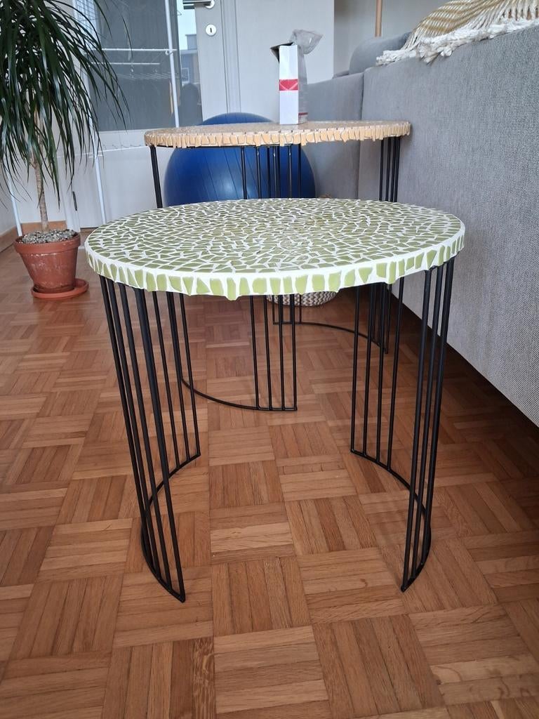 Table ronde  avec céramiques  vertes, Enlèvement, Comme neuf