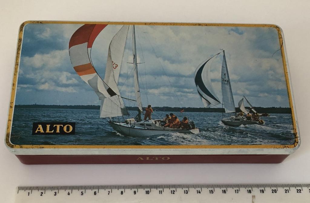 Sigarenblik Alto - deksel: twee zeilbootjes, Verzamelen, Ophalen of Verzenden, Gebruikt, Tabaksdoos of Verpakking