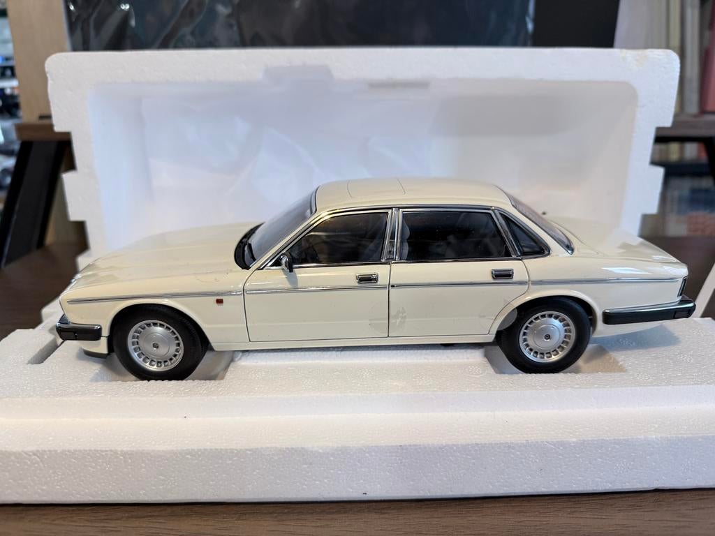 JAGUAR DAIMLER XJ6 XJ40 1/18 ALMOST REAL GLACIER WHITE, Ophalen of Verzenden, Nieuw, Auto, Kyosho
